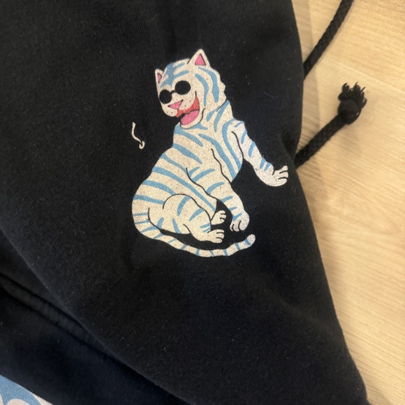 Black medium men’s hoodie from Rip & Dip has a white cat graphic throughout - Picture 7 of 10